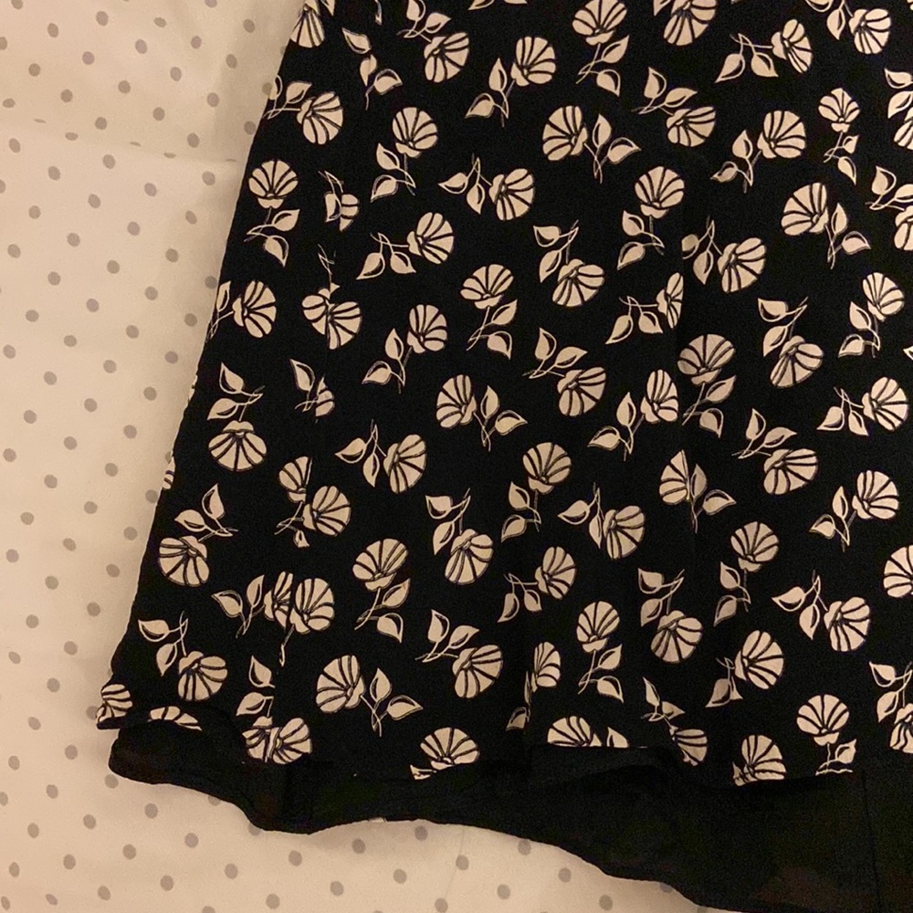 Black Flowy skirt with cream flower pattern - Picture 2 of 5